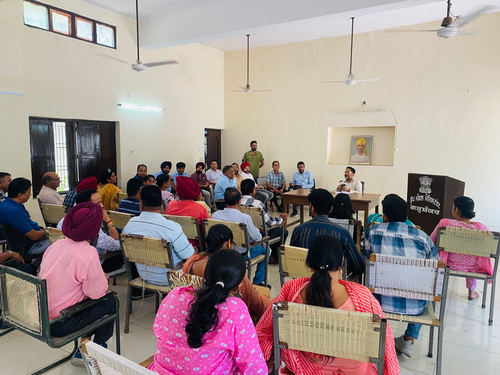 ਐਸ.ਡੀ.ਐਮ. ਨੇ ਸਭ ਤੋਂ ਵੱਧ ਅਤੇ ਘੱਟ ਵੋਟਿੰਗ ਪ੍ਰਤੀਸ਼ਤਤਾ ਵਾਲੇ ਬੀ.ਐਲ.ਓਜ਼ ਨਾਲ ਕੀਤੀ ਮੀਟਿੰਗ